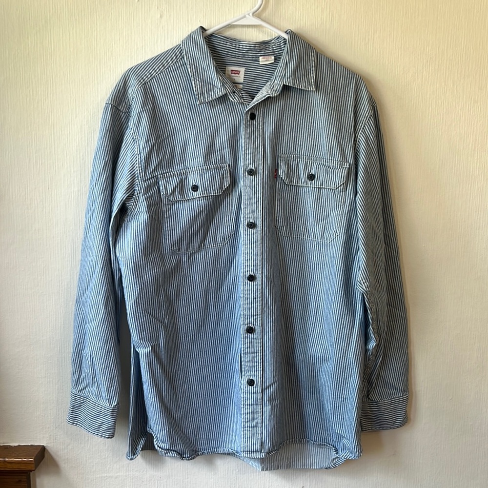 Men’s Levi denim shirt.